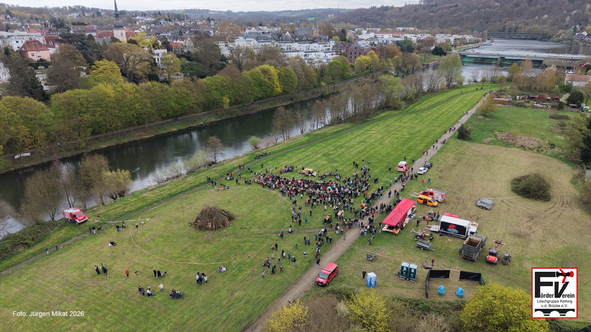 Löschgruppe vor der Brücke Osterfeuer 2026