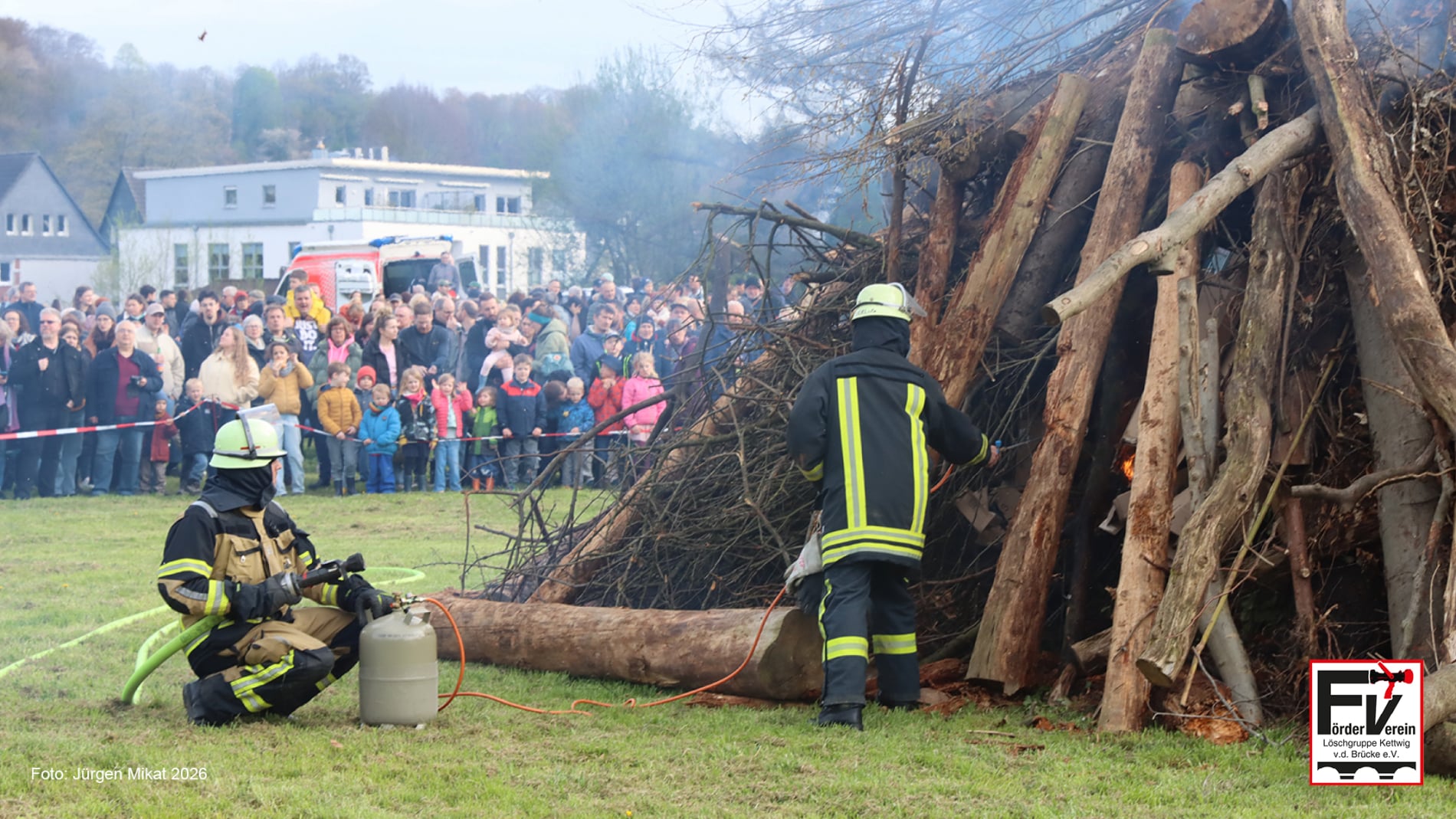 Löschgruppe vor der Brücke Osterfeuer 2026